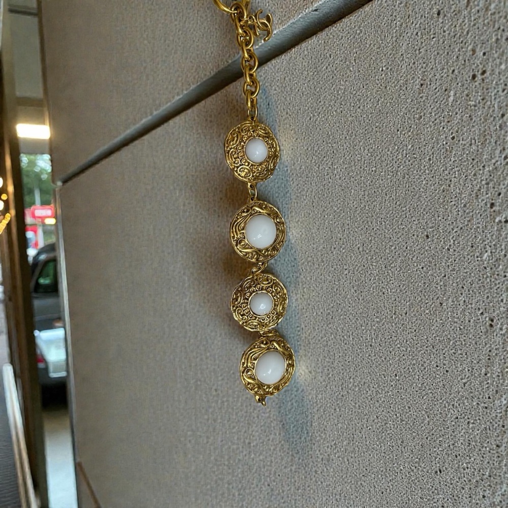 Vintage 1980’s Chanel 24K plated Bracelet with white Gripoix glass cabochons/COA - Picture 3 of 5
